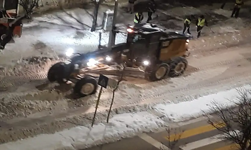 Erek Dağı Caddesi'nde kar temizleme çalışması