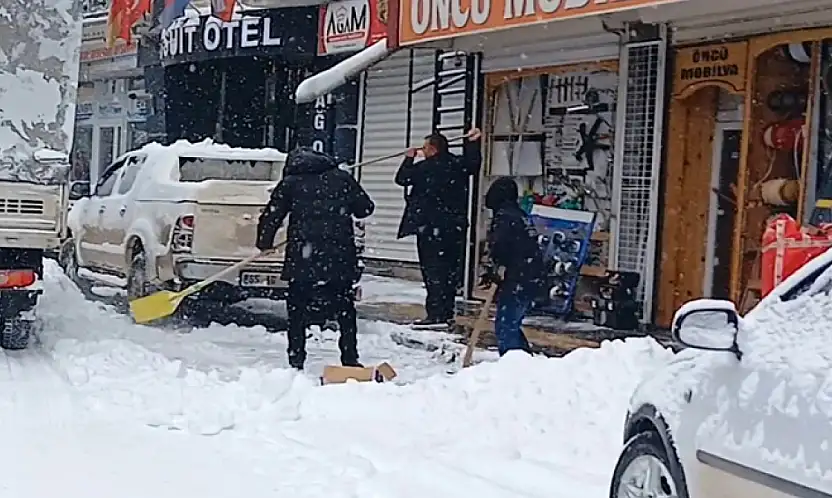 Esnaflar dükkan önlerini kaldırımları temizledi