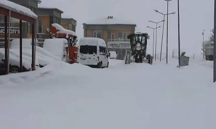 Galericiler Sitesi'nde kar temizleme çalışması