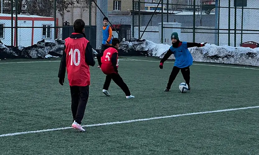 Geleceğin yıldızları İpekyolu futbol sahasında şekilleniyor