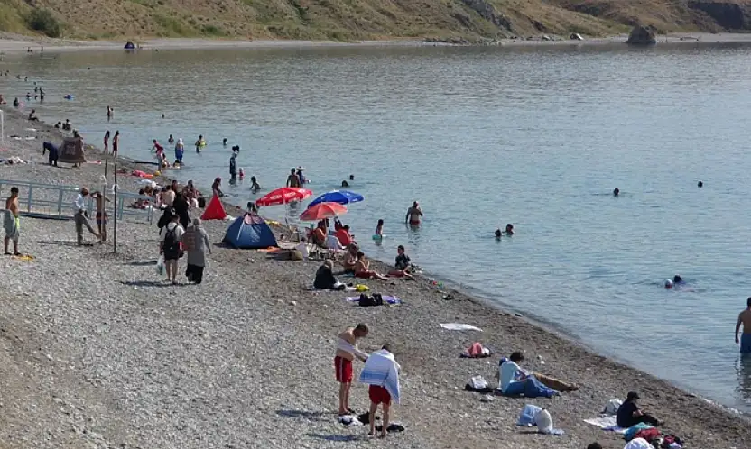 Göl kenarında yaşayıp göle girememek
