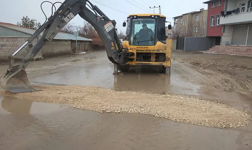Gündoğdu Mahallesi'nde yol bakım onarım çalışması