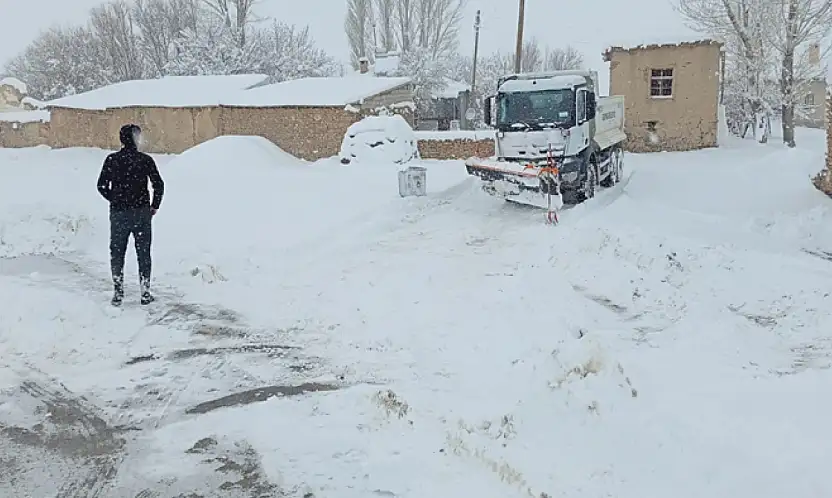 Gürpınar Belediyesi'nden karla mücadele çalışması