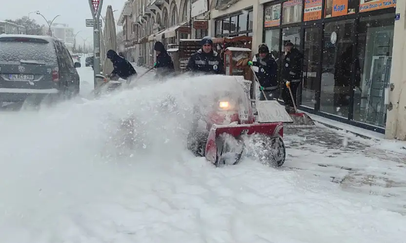 Gürpınar Belediyesi'nden karla mücadele çalışması