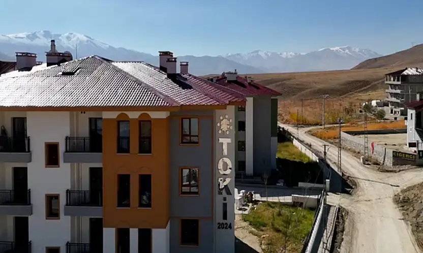 Gürpınar'da 100 sosyal konut hak sahiplerine teslim edildi