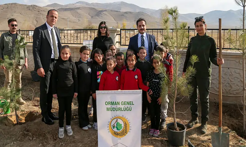 Gürpınar'da fidanlar toprakla buluştu