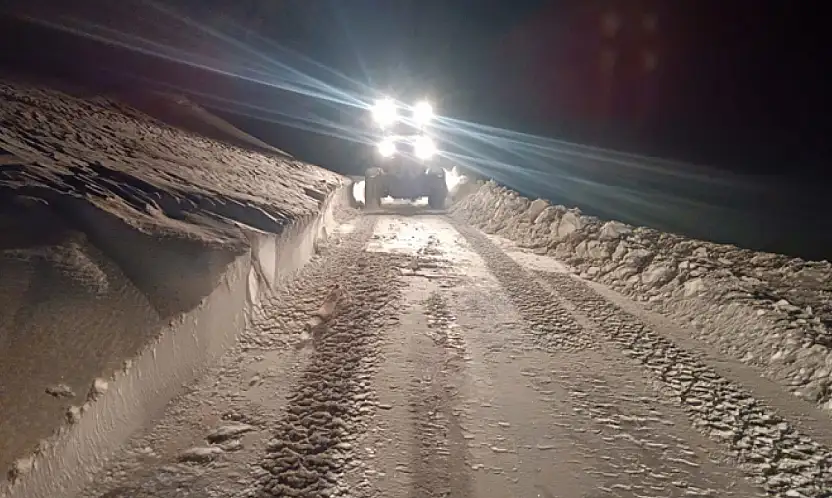 Gürpınar'da karla mücadele çalışması