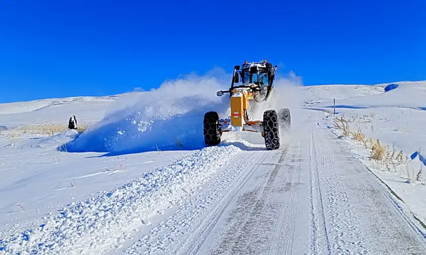 Gürpınar'da karla mücadele çalışmaları sürüyor