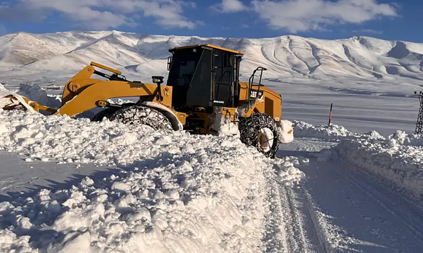 Gürpınar'da karla mücadele çalışmaları sürüyor