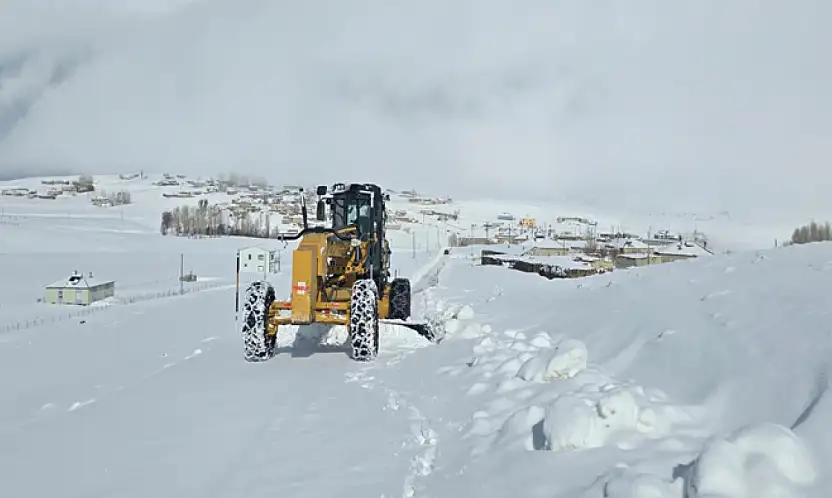 Gürpınar'da karla mücadele çalışmaları sürüyor