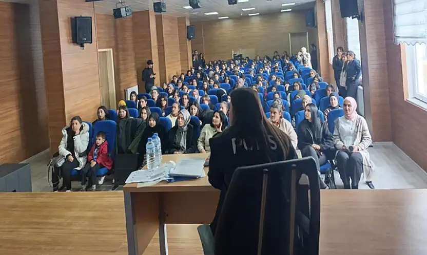 Gürpınar'da öğretmen ve öğrencilere KADES eğitimi verildi