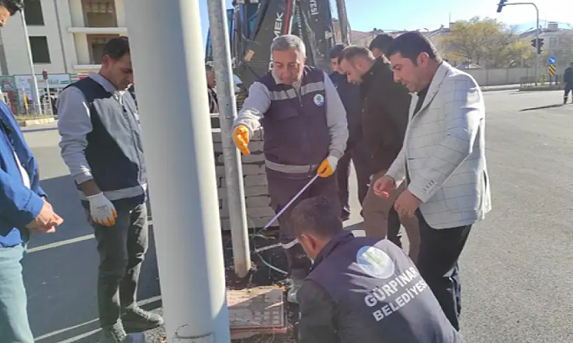 Gürpınar'da orta refüj düzenleme çalışmaları devam ediyor