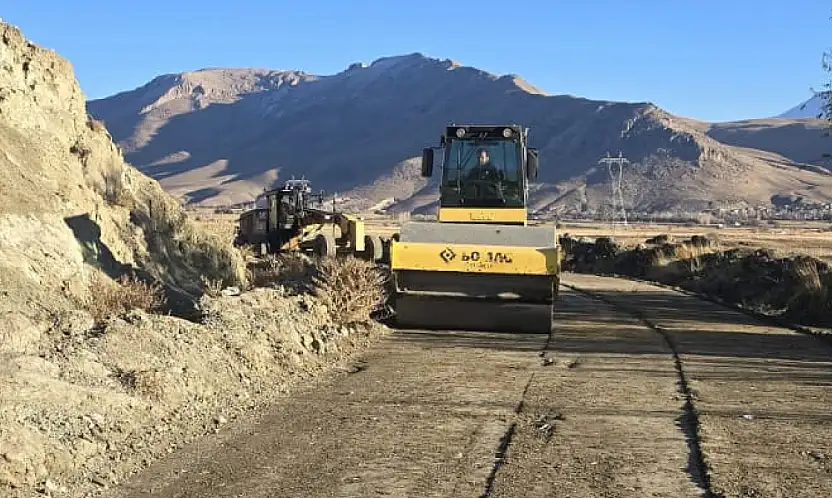 Gürpınar'da yol çalışmaları sürüyor