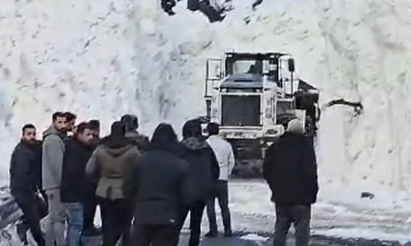 Hakkâri'de çığ alarmı: Van ve Şırnak yolu kapanıp yeniden açıldı