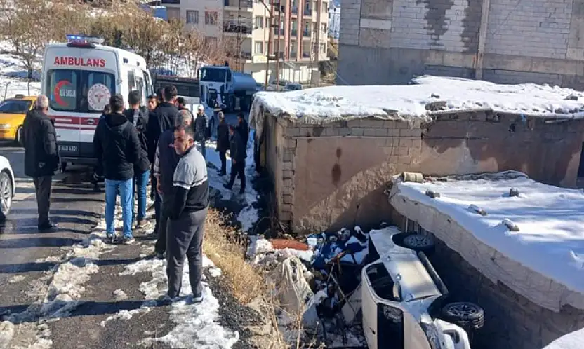 VEDAŞ personelini taşıyan kamyonet şarampole yuvarlandı