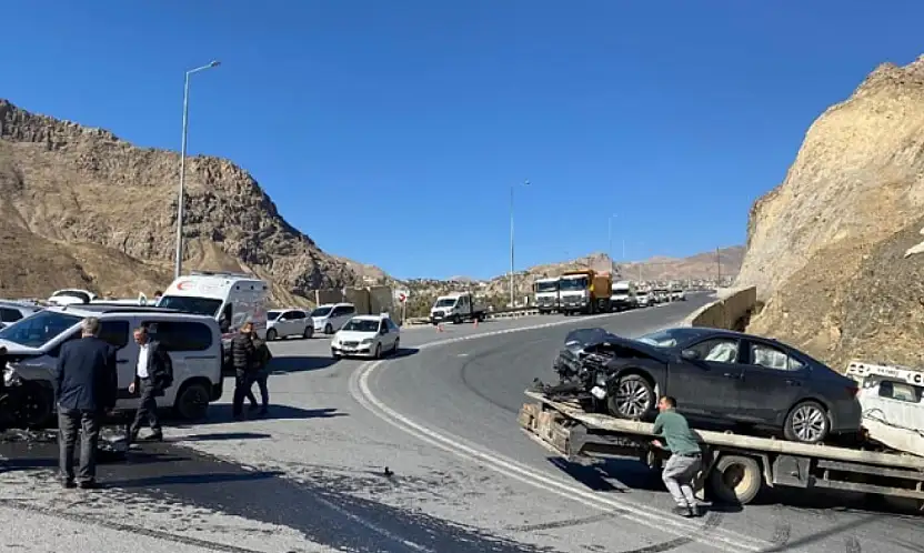 Hakkari-Van karayolunda trafik kazası: 3 yaralı