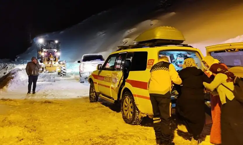 Hamile kadın 5.5 saatlik çalışmayla hastaneye ulaştırıldı