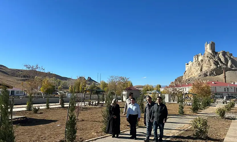 Hoşap'da park yenileme çalışmalarını sürdürüyor