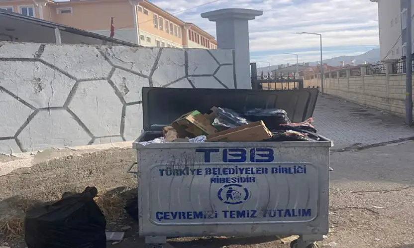 İki okulun önünde sadece 1 çöp konteyneri var