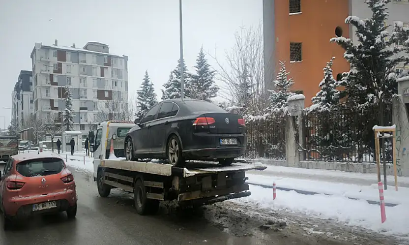 İpekyolu Belediyesi eşbaşkanı Uzunay'ın aracına haciz işlemi