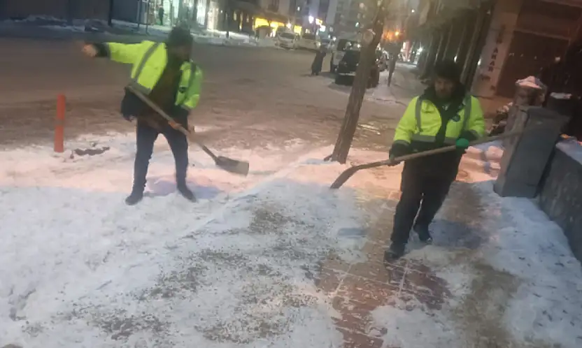 İpekyolu'nda kar temizleme çalışmaları sürüyor