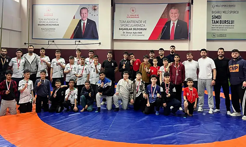 İpekyolu'nun genç güreşçileri Van'da madalyaları topladı