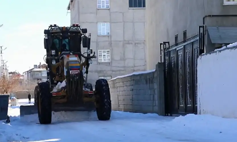 İskele Mahallesi'nde kar temizleme çalışması