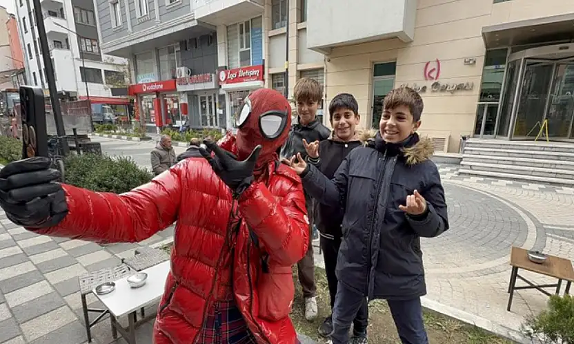 İzmirli Spiderman'den Van Gölü'ne dikkat çeken dalış