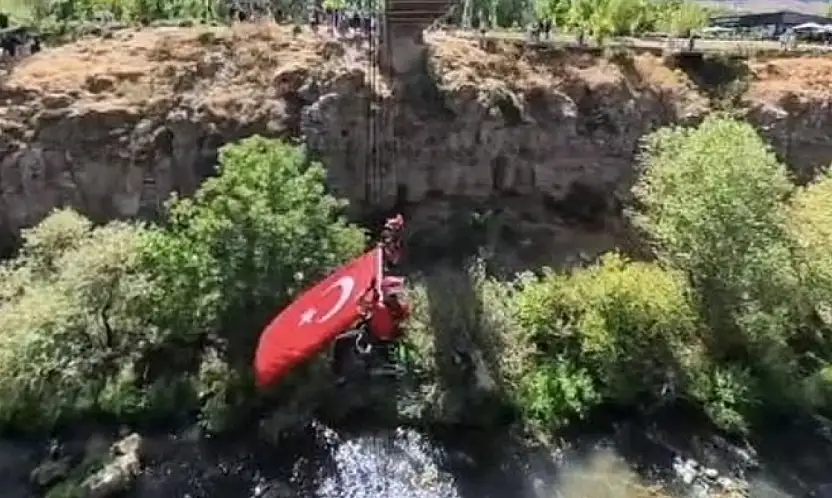 JAK timinden Muradiye Şelalesi'nde bayraklı kutlama
