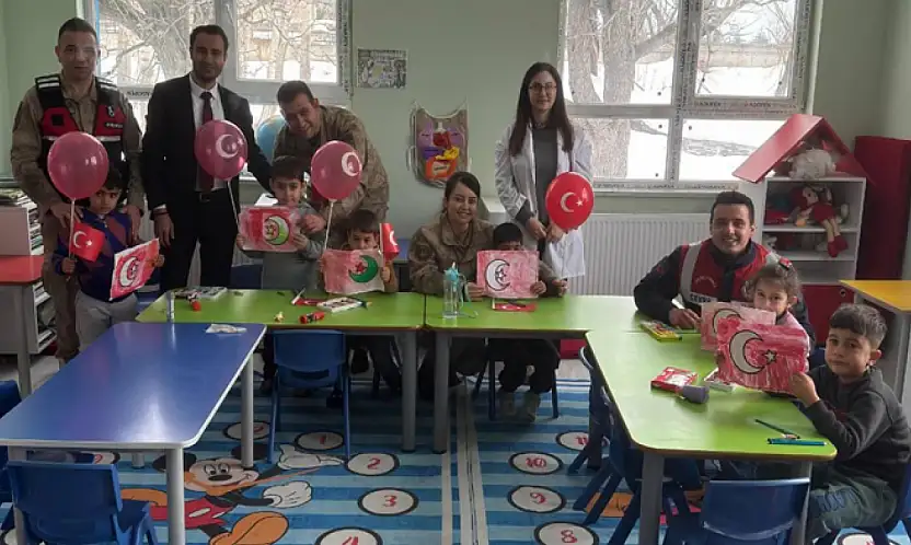 Jandarma miniklerle buluştu