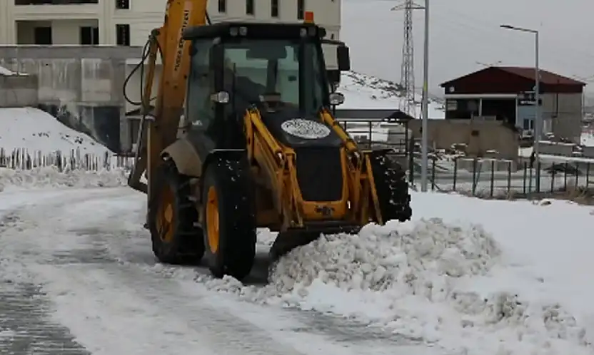 Kalecik Yeni TOKİ'de kar temizleme çalışması