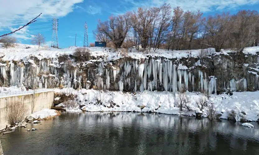 Kanyonda oluşan metrelerce boydaki buz sarkıtları görsel şölen sunuyor