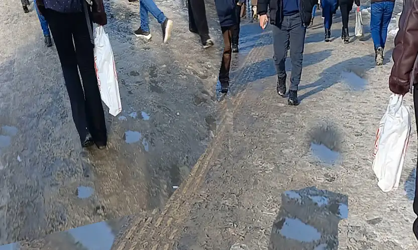 Kar yağışı sonrası kaldırımlarda su birikintileri oluştu