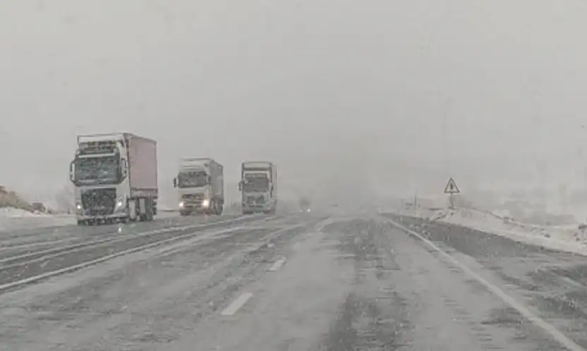 Kar yağışı Van-Bitlis yolunda etkili oluyor