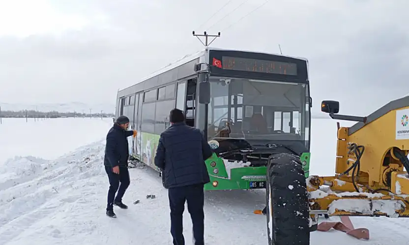 Kara saplanan halk otobüsü kurtarıldı
