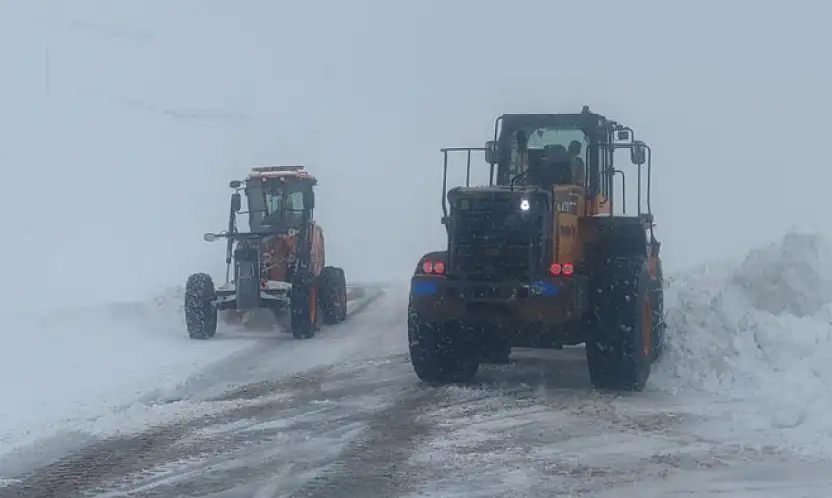 Karabet Geçidi'nde kar temizleme çalışması devam ediyor