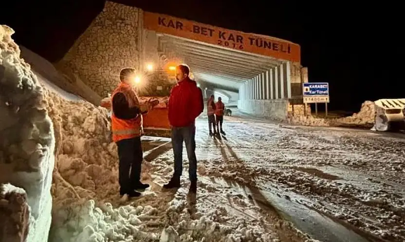 Karabet Geçidi'nde kar yağışı etkili oldu