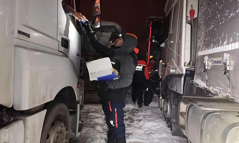 Kardan dolayı mahsur kalanlara kumanya desteği