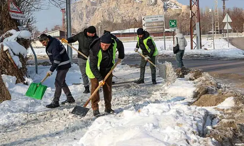 Karla mücadele kahramanları zorlu şartlarda görev başında