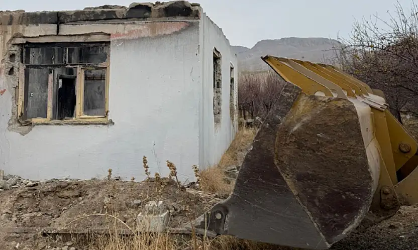 Karpuzalan Mahallesi'nde riskli yapı yıkıldı