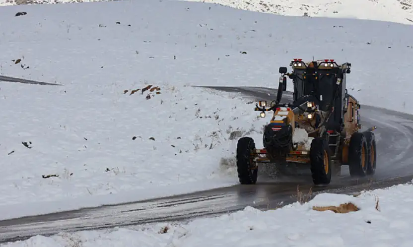 Kırsal mahallelerde kardan dolayı kapanan yollar ulaşıma açıldı