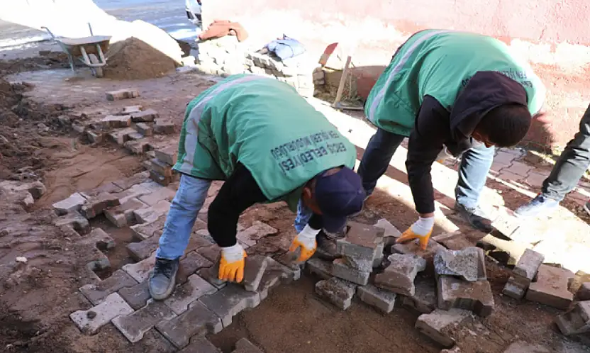 Kışla Caddesi'nde parke taşı döşeme çalışması