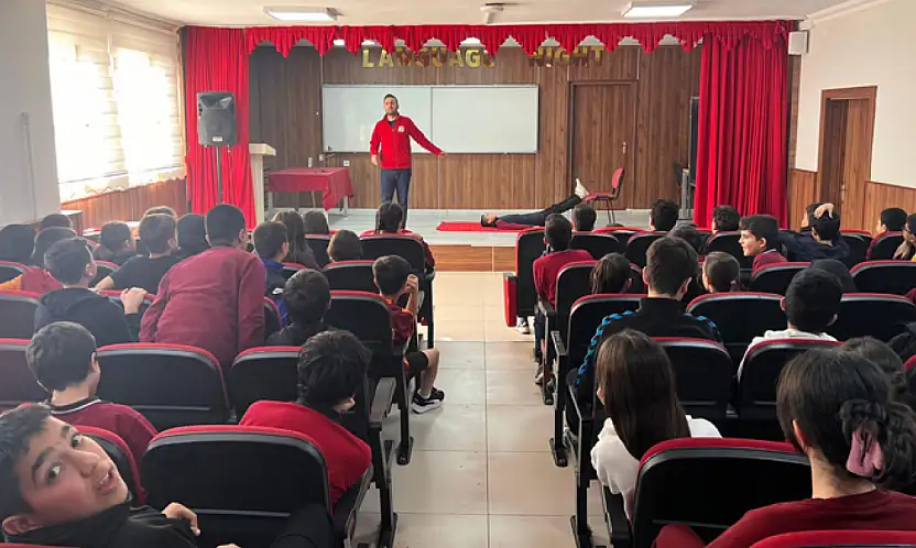 Kızılay'dan öğrencilere ilk yardım eğitimi