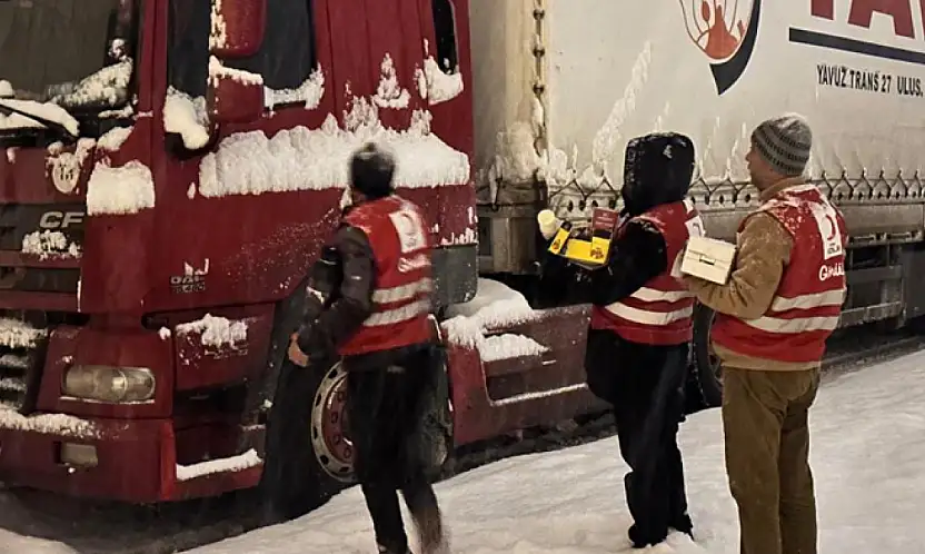 Kızılay'dan Tendürek Geçidi'nde sürücülere sıcak destek