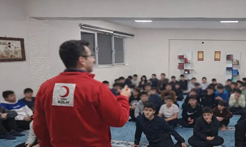 Kızılay gönüllüleri lise öğrencileriyle bir araya geldi