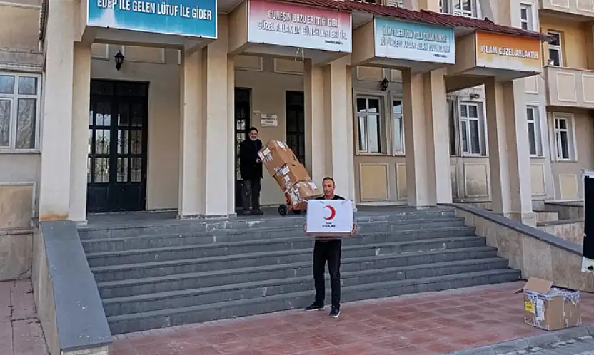 Kızılay'ın Erciş'teki giyim yardımı yüzleri güldürdü