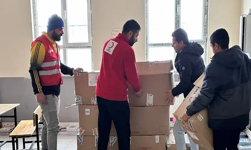 Kızılay Muradiye Şubesi, ihtiyaç sahibi öğrencilerin yanında