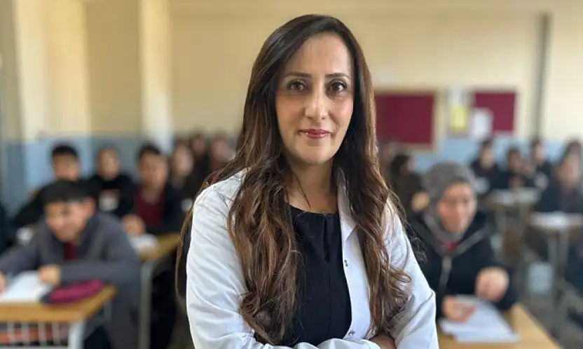 Koreceyi kendi çabasıyla öğrenen Vanlı öğretmen öğrencilerine ilham oluyor