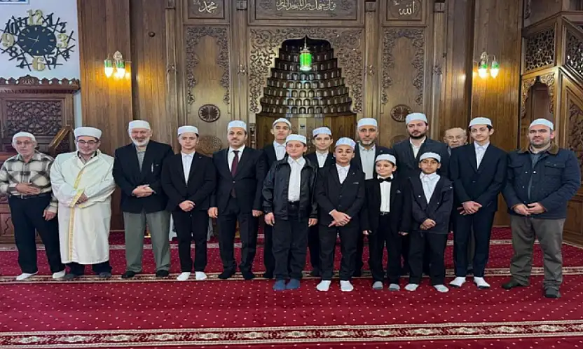 Kur'an kursunda hafızlık sevinci: 8 öğrenci belge aldı