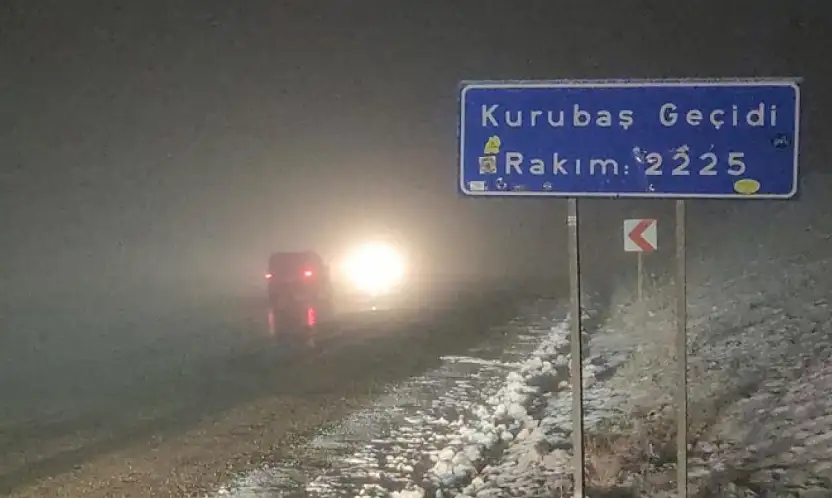 Kurubaş Geçidi'nde yoğun kar yağışı ve sis etkili oldu
